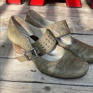 Fidji Olive Green Mary Jane Shoes